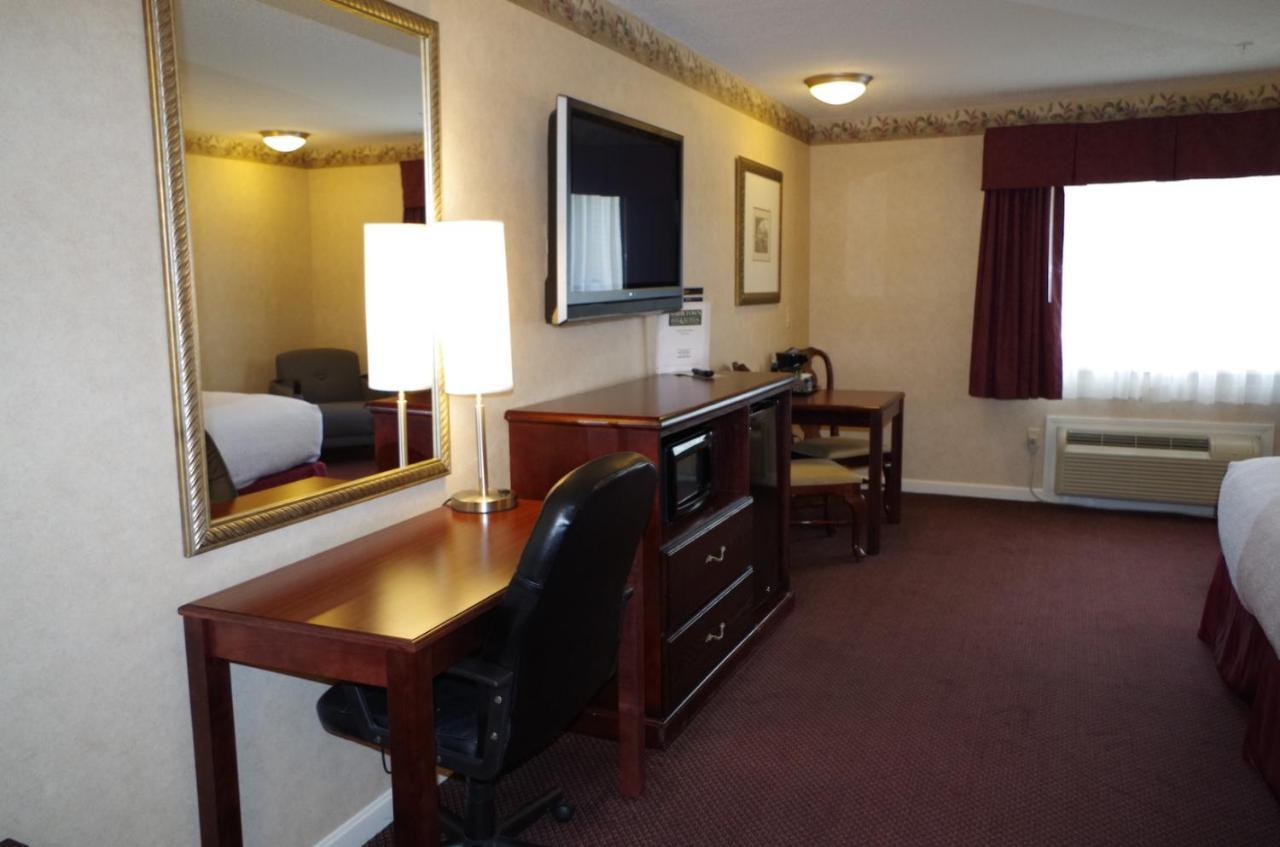 Shiretown Inn & Suites Houlton Экстерьер фото